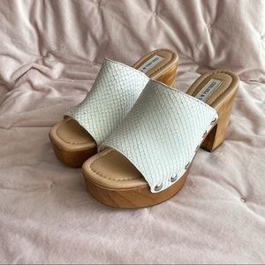 Size 5.5 Chelsea & Violet white clogs